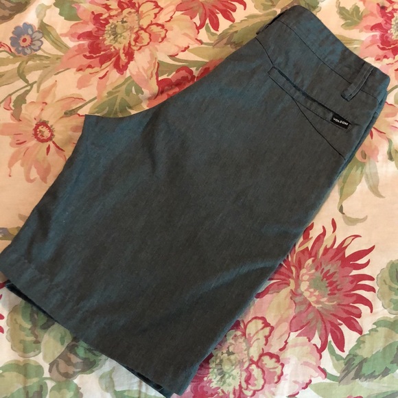 VOLCOM Size 30 Skate Surf Shorts Pockets Bermuda Length Deep Gray $48 NEW - Picture 10 of 13